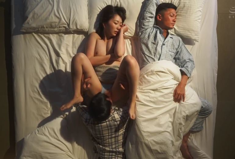 Chồng dẫn cấp dưới say xỉn về nhà ngủ chung thì nữa đêm nghe tiếng “rên”